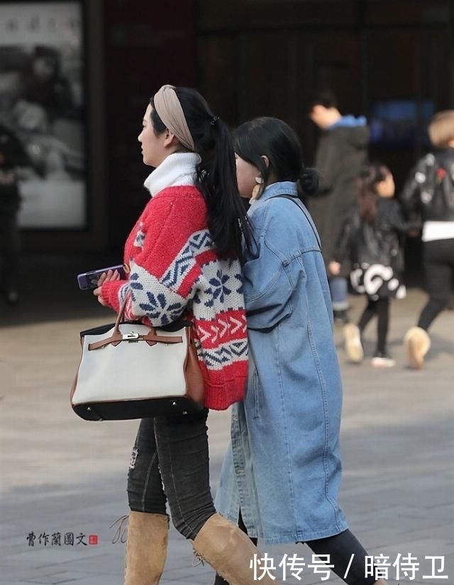  「花样」街拍：选择花样高筒靴的美女