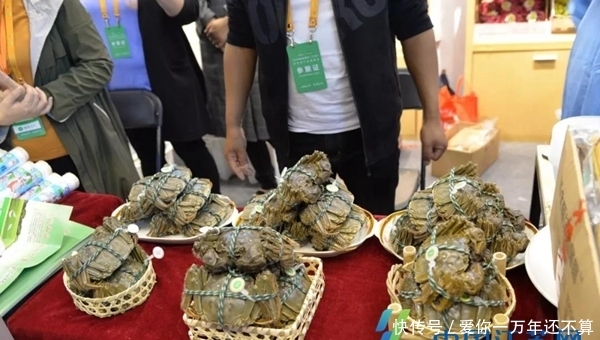  出水■“蟹王”出水！九龙口大闸蟹受到市民追捧