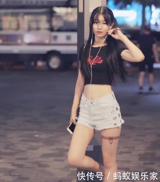「 设计」让小姐姐从头美到脚,二狗街拍集:一字带高跟凉鞋充满时尚感