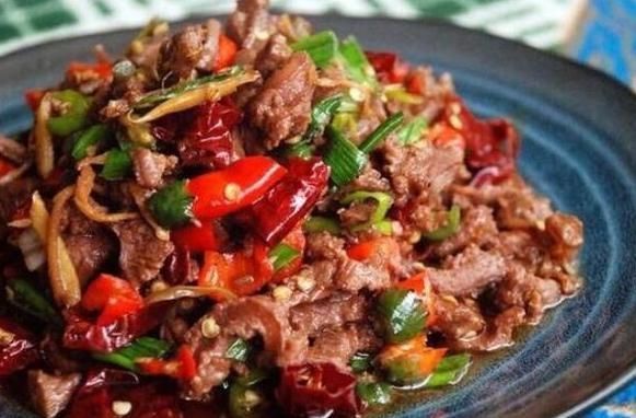  「小炒」小炒牛肉又香又嫩，墨鱼仔香辣爽口，很是美味，自己做菜家常美食