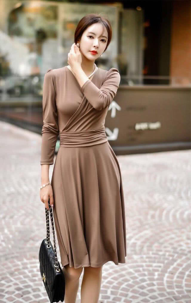 妙龄气质美女身材高挑迷人，一件裹胸短裙无法遮挡下垂的缺点