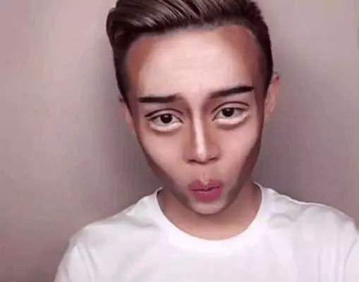 小哥“神还原”女生化妆过程,画完妆后效果“惊人”,网友:笑喷了