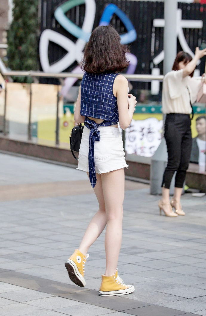 街拍：白色高腰小热裤，小姐姐穿出了夏天的“意味”!