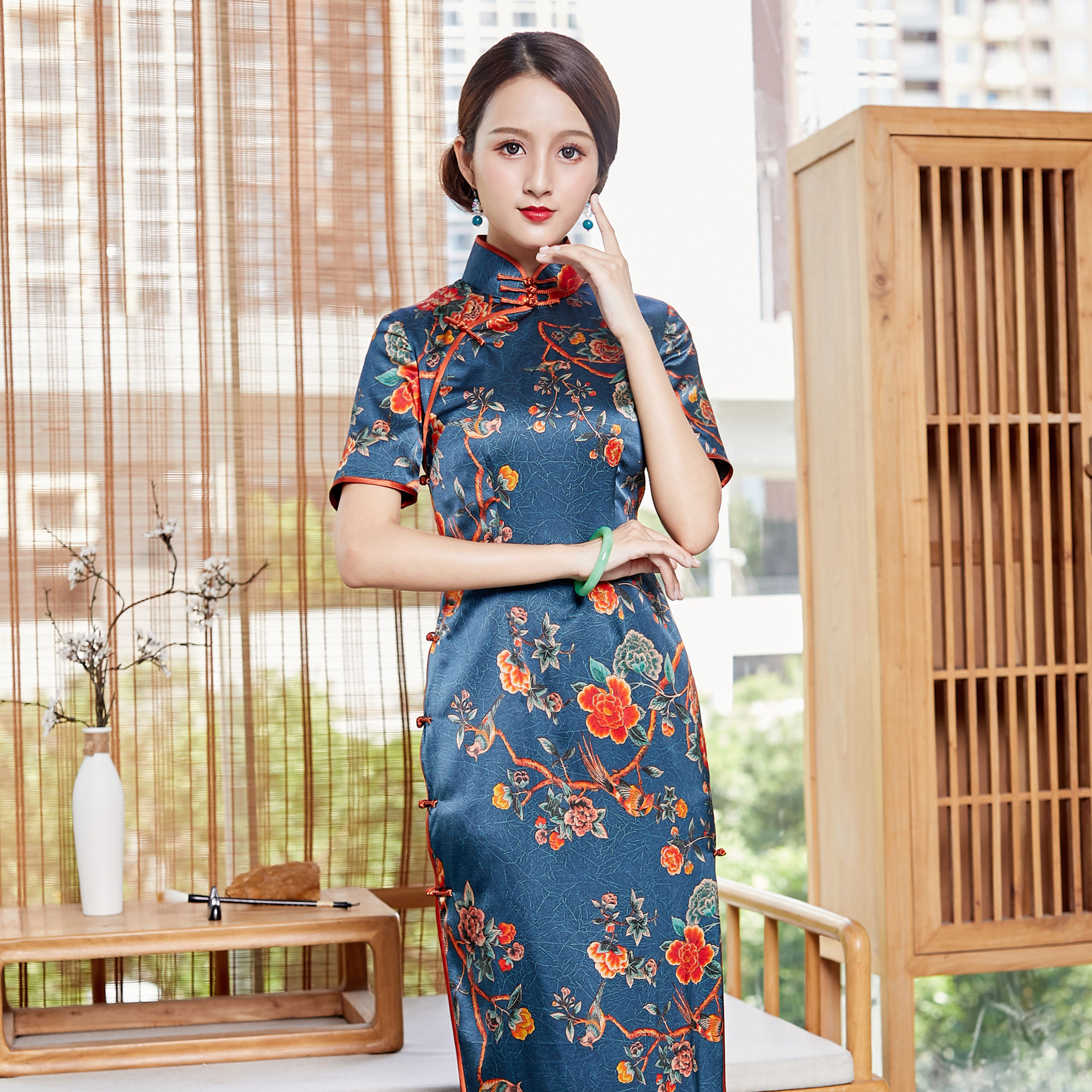 20岁的姑娘如何把旗袍穿出不突兀的气场?