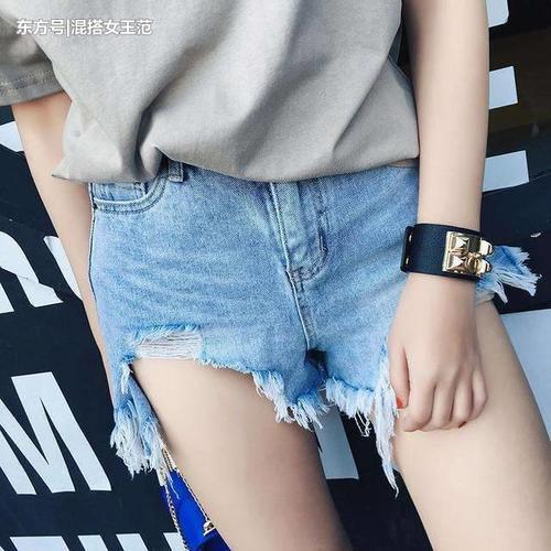 花式秀美腿? 破洞牛仔短裤让你的大腿白里透红再透粉