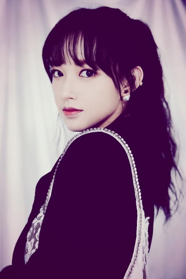 程潇反重力头盔刘海又厚又呆，鞠婧祎早期铁刘海仍然是清秀佳人