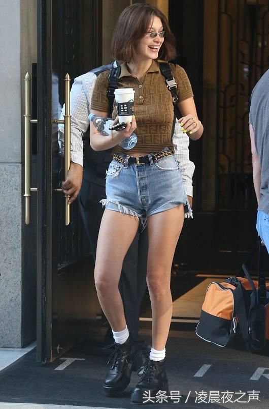 95后超模为了腿长穿这种鞋子，网友：隔着屏幕都能闻到脚的气味