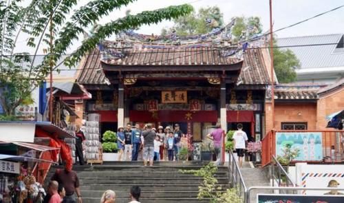 马来西亚有座蛇庙，庙中青蛇盘踞，却能与人和平共处！