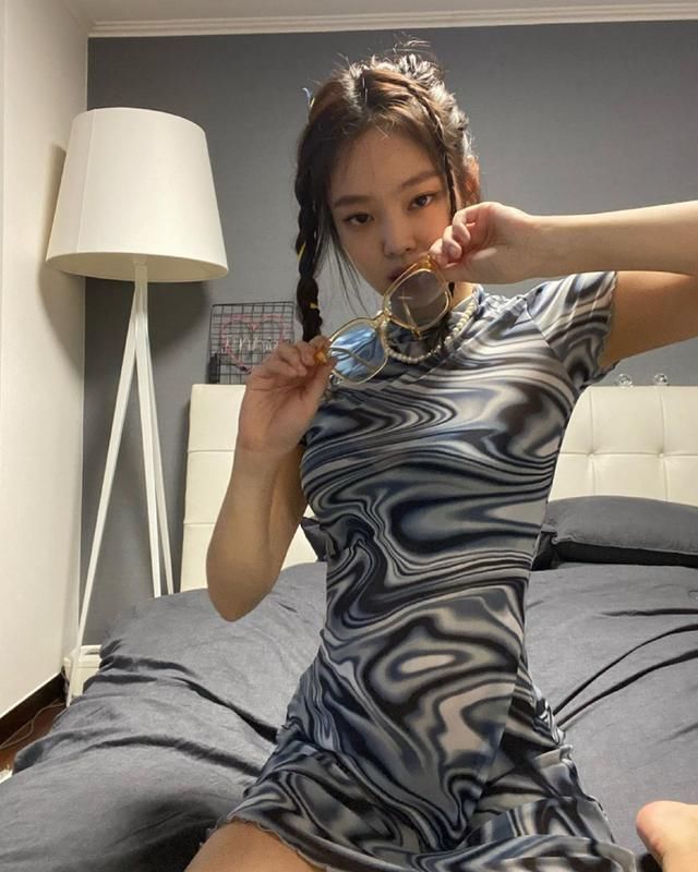  『暴风』Jennie暴风更新INS，在家玩真人奇迹暖暖，从性感到酷帅百变少女