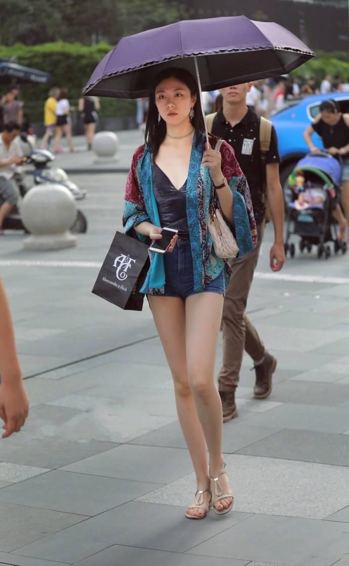 街拍，身材好的美女穿什么都好看!