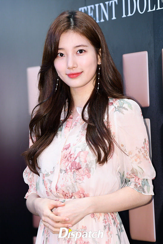 小仙女!秀智穿粉色印花裙出席活动，气质柔美清纯动人