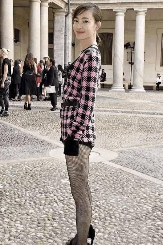 王丽坤胆真大!连体裤穿渔网袜，给人一种风情舞女的既视感