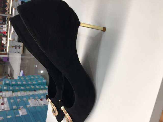 高跟鞋的跟现在都做成这样了，看来我真的是outo啦