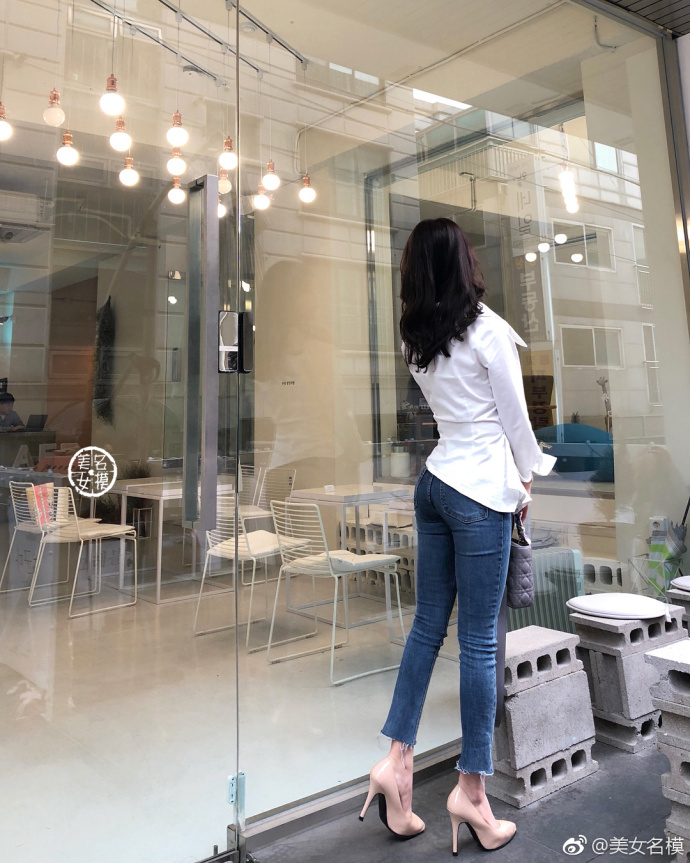 路人街拍，蚊虫也偏爱美女，好多小姐姐腿上伤痕累累，好心疼