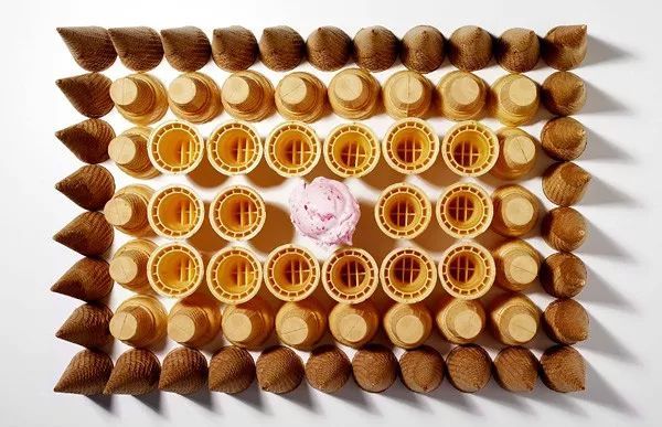 【设计师】物体排列之美，这个摄影师用大量食物堆成建筑，看起来