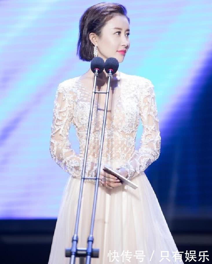 《宝莲灯》舒畅身穿深V米白色礼服，这位气质美女透视装亮了！