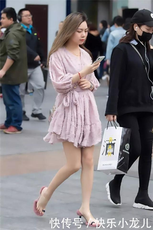  #想要#街拍：美女只要你有一双高跟鞋，就可以随意穿出你想要的风格