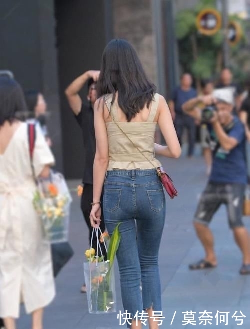 宛若：半披肩长卷发配蓝色修身牛仔裤搭蓝高跟 宛若精灵 魅力无限