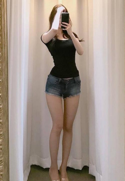 天生丽质的牛仔裤美女，显得光彩耀人，十分养眼！