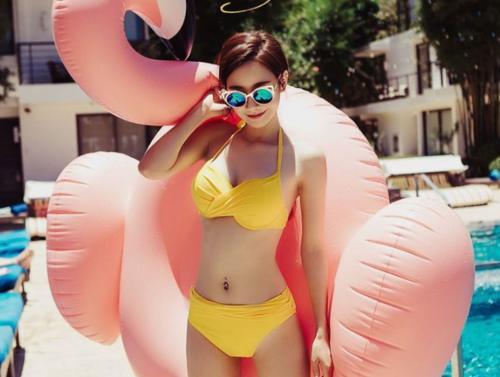 清新味道的比基尼泳衣美女，身形有致，回头率非常高！