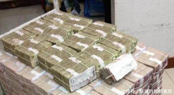 农村大妈到银行去存钱，哪知道银行人员数了五天，差点累瘫！