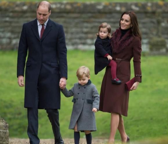 英国“乔治小王子”的绅士装扮，不管多冷的天都是露腿穿短裤!