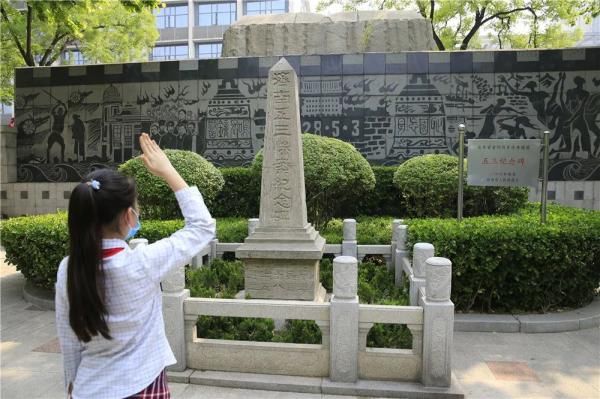  『五三惨案』上午10时，济南响起防空警报，市民自发祭奠英烈