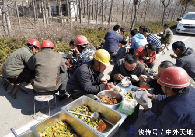  [农民]农民工吃午餐的照片，看完让人心酸，我再也不想浪费粮食