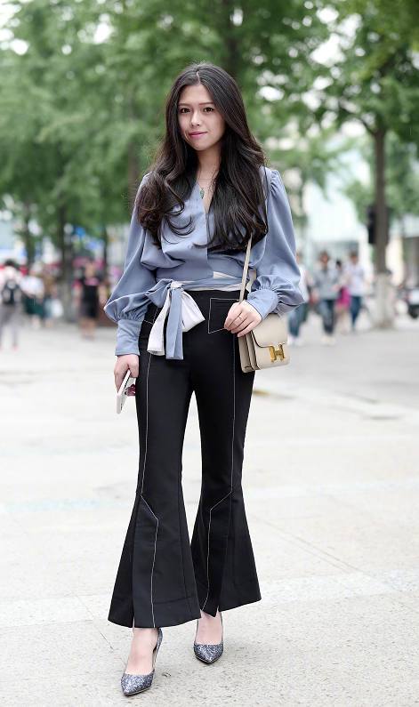 夏日的小姐姐们穿复古的喇叭裤去逛街，能迅速提升御姐气质