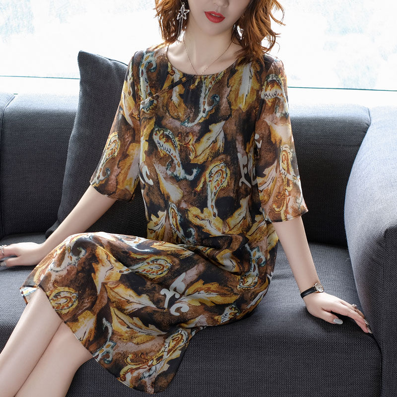 60后女人，若不缺钱!就穿这样的“妈妈装”，端庄优雅显高贵