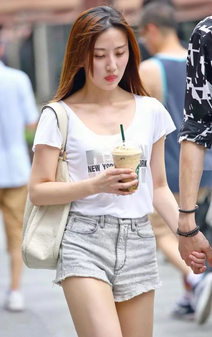 街拍美女：牛仔热裤搭配一件简简单单的T恤，小姐姐真的会幸福吗