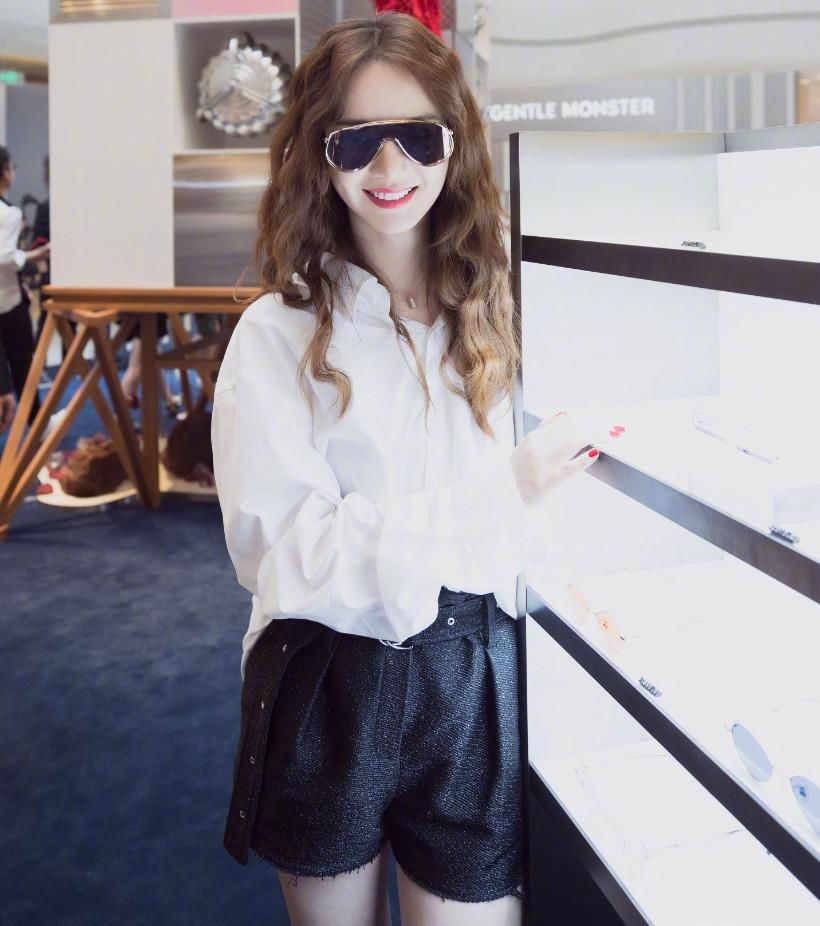 戚薇太会穿啦!白衬衫配黑短裤秀出大长腿，网友:戚哥白的反光