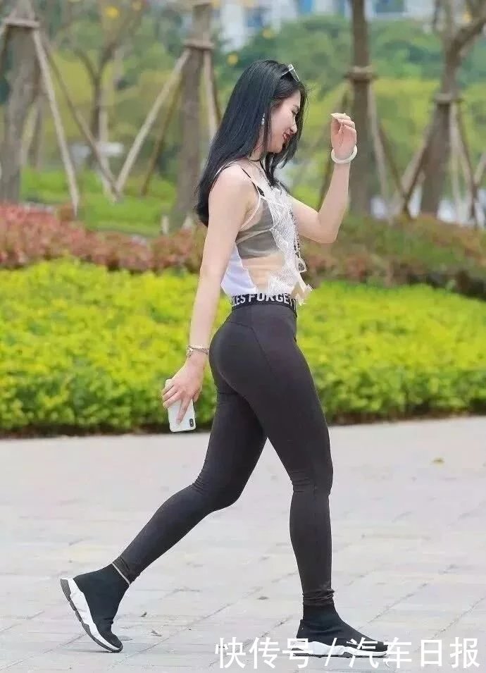 时尚女神紧身裤裤搭配无袖T恤，时尚的穿搭，秀出玲珑有致好身材