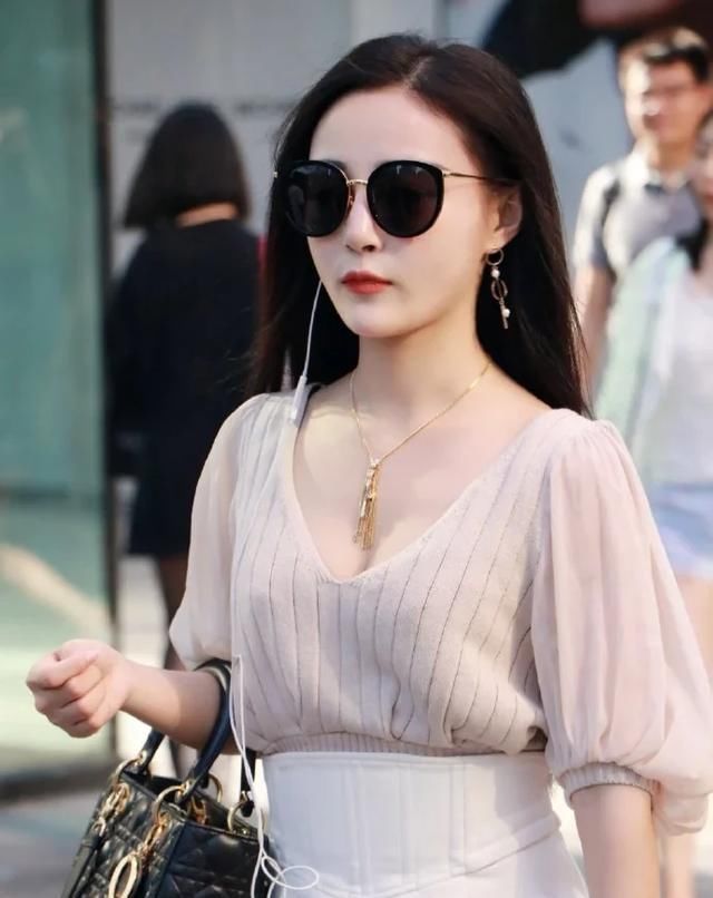  #女生#纯色衬衫怎么搭配显气质 优雅女生衬衫搭配示范