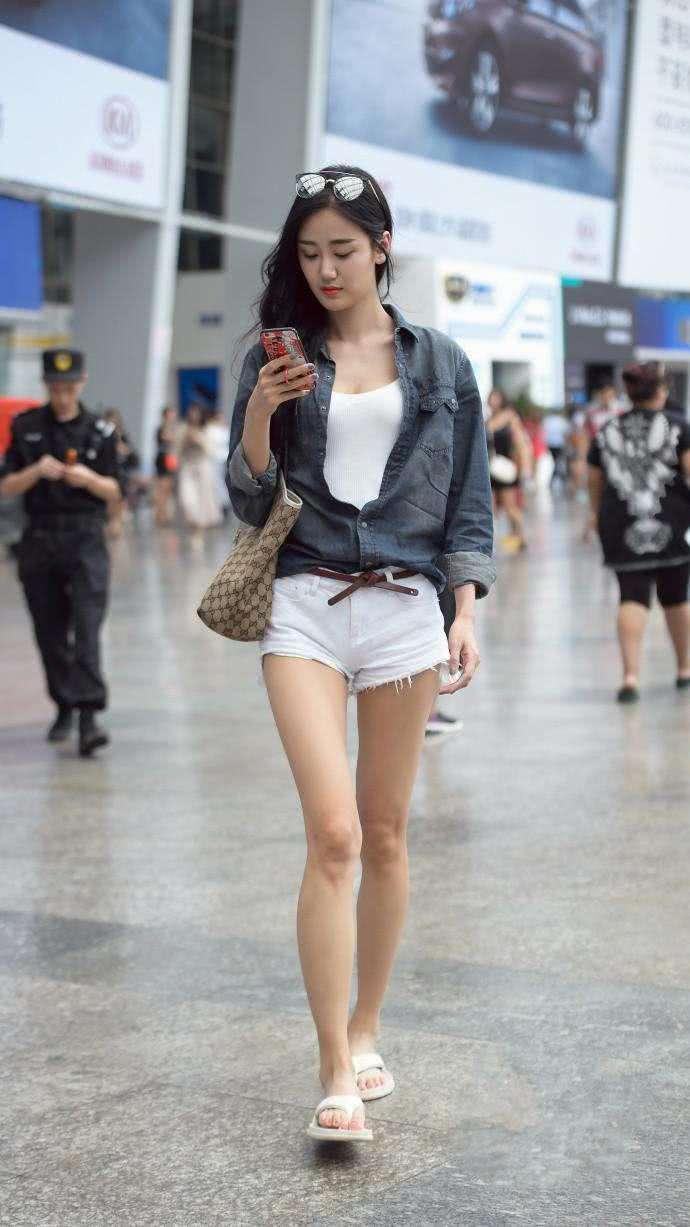 紧身裤彰显青春靓丽，妹子高兴地合不拢嘴，简单穿省心美