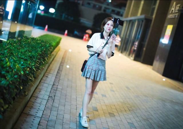 冯提莫户外直播被抓拍，真实镜头下的她竟是长这样！