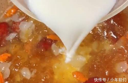 「桃胶炖奶」一到冷天,我从不用化妆品,每天喝一碗它,面色红润,色斑也没了!