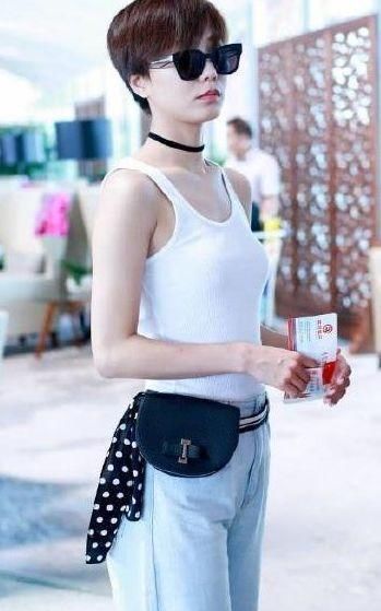 同是机场穿背心，戚薇王珞丹展现不同风格，网友：谁平谁尴尬！