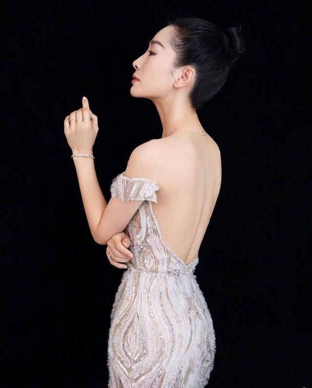 『 花纹图案』丸子头搭配抹胸连衣裙,露背真吸睛,陶昕然34岁反而更加美丽动人