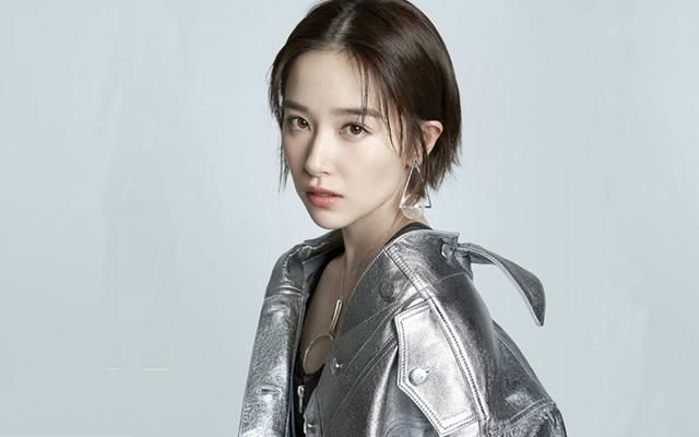 阚清子朋友圈发文，随后二人公布分手，看来三十岁的魔咒成真了