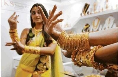 印度人来中国旅游，看到街上女孩感慨:中国游客连首饰都带不起吗