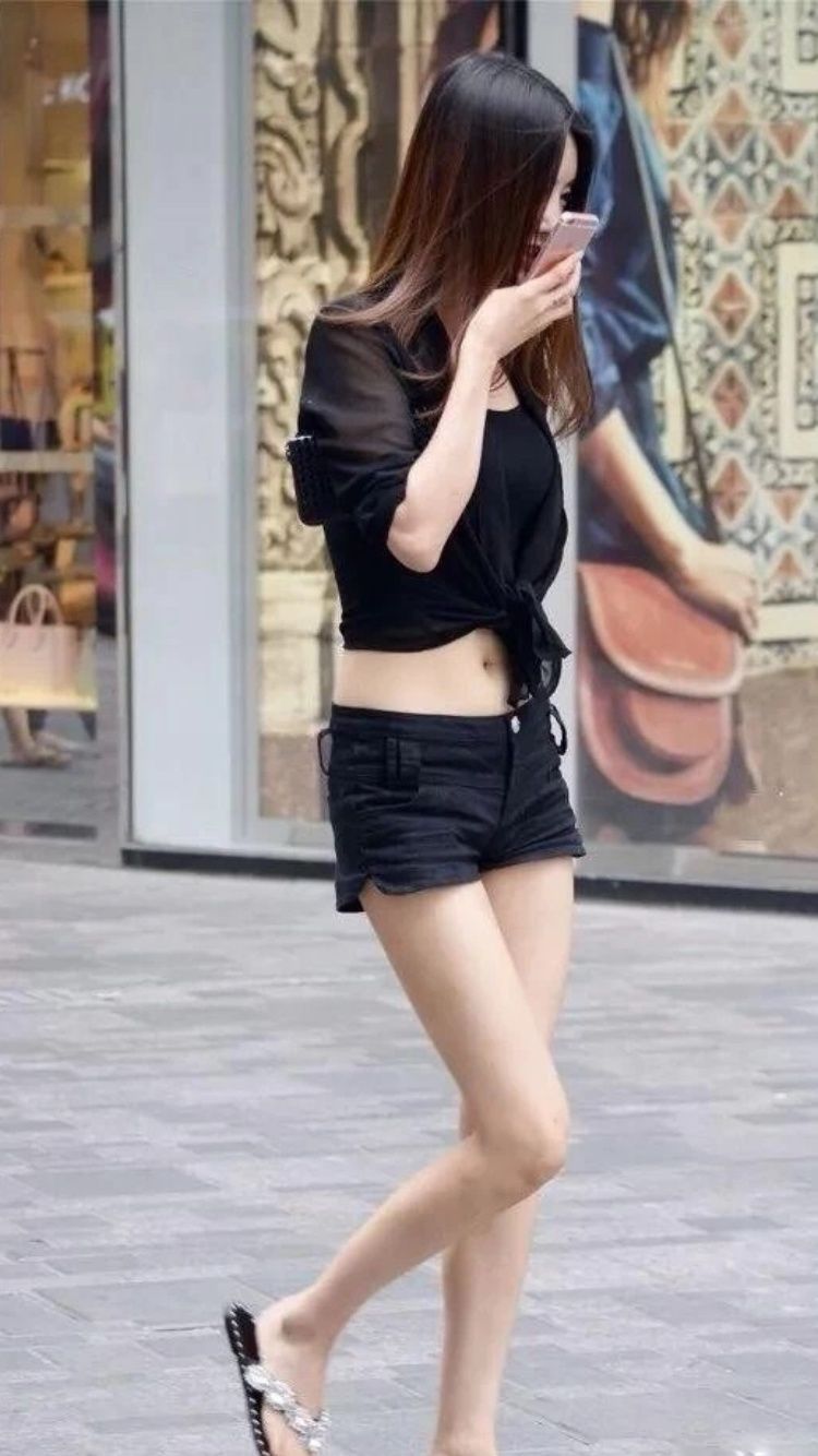 性感街拍丨腿!腿!美女这么长的腿基本告别高跟鞋了!