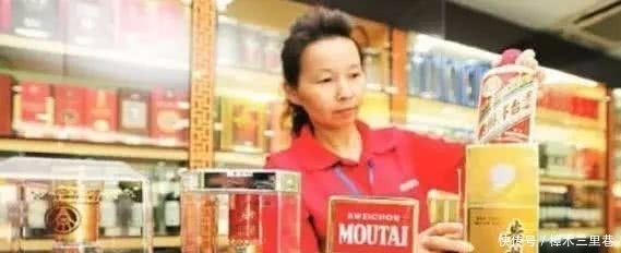 中国一男子在日本免税店看到茅台酒，看到其价格，顿时火冒三丈