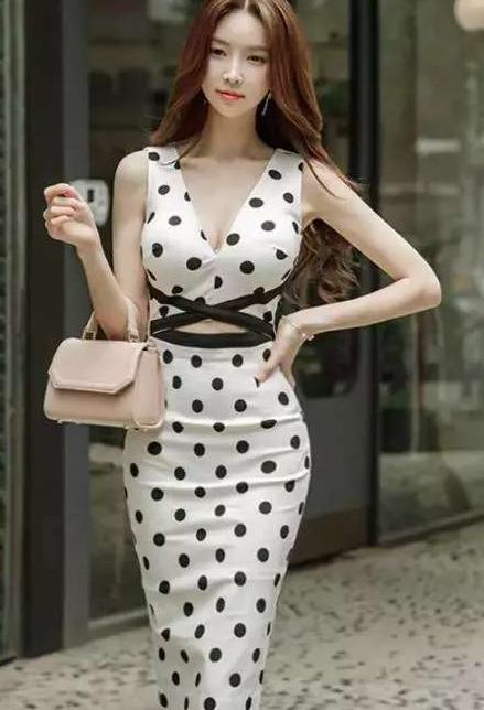 街拍, 美女一身斑点紧身连衣裙, 身材丰满, 直接展示出自己的身材