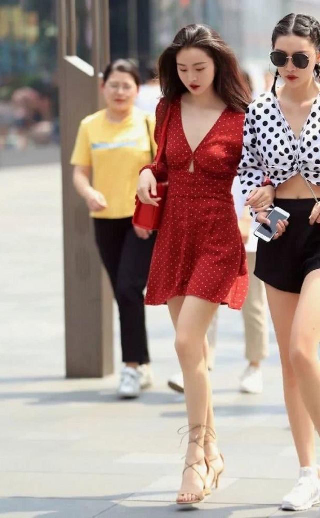  时尚搭配|路人街拍，小姐姐破洞牛仔裤搭配粉色的卫衣，非常的靓丽