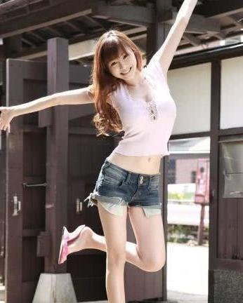 牛仔裤美女有着很好的身姿，修长的双腿让人心动了！