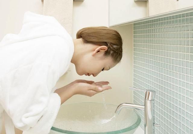 面膜没敷对，比熬夜还伤肤，记住这几点，保证敷完面膜皮肤变水嫩