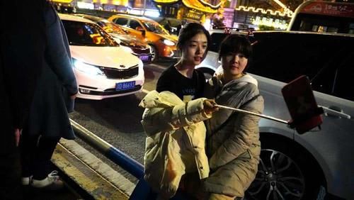 洪崖洞这几位小姐姐也太美了吧!重庆人速来围观!