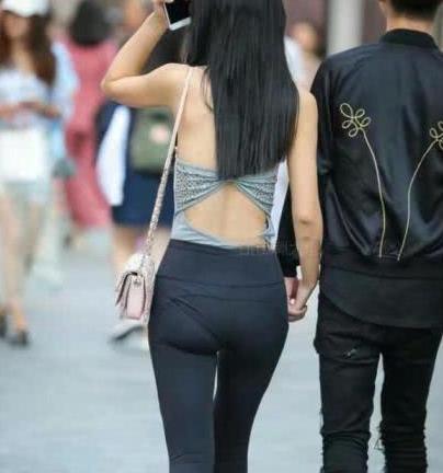 打底裤+挎包+美女,三者造就了街头时尚元素,美翻全场!