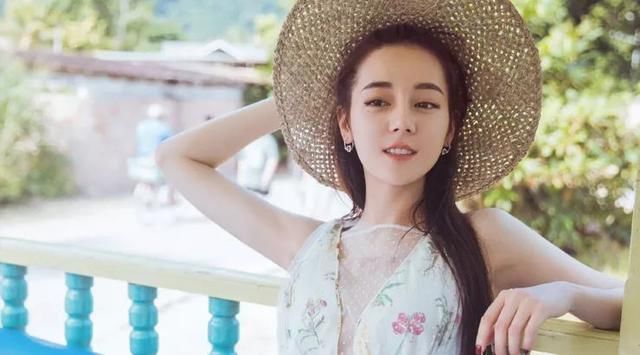 海边的迪丽热巴晒不黑又不脱妆，清凉